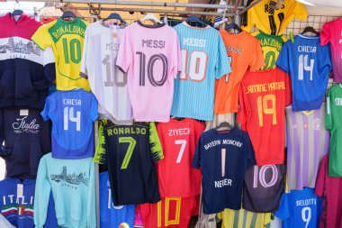 Messi, Ronaldo ve Ronaldinho gibi ünlü oyuncuların formaları İtalya 'daki bir turizm mağazasında sergilendi. Pisa, İtalya - 2025, 14 Mayıs