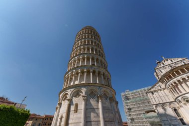 İtalya 'nın Toskana kentindeki açık mavi gökyüzüne karşı Pisa Kulesi' nin alçak açılı görüntüsü. Yüksek kalite fotoğraf