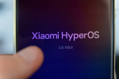 Xiaomi HyperOS sürüm ekranı akıllı telefondan parmak dokunuşu ekranı ile görüntülendi. 17 Haziran 2025 