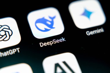 Diğer yapay zeka uygulamalarının yanı sıra DeepSeek AI uygulama simgesini gösteren bir akıllı telefon ekranının yakın çekimi. Yapay zeka teknolojisi ve dijital asistan konsepti. 20 Mart 2025