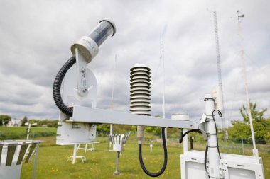 Meteoroloji istasyonu sensörleri ve açık havada atmosferik veri toplamak için kullanılan aletler. Yüksek kalite fotoğraf