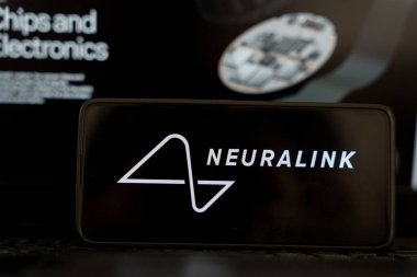 Akıllı telefon ekranında beyin çipi teknolojisi ve elektronikle ilişkili Nöroalink logosu görülüyor. 5 Haziran 2025