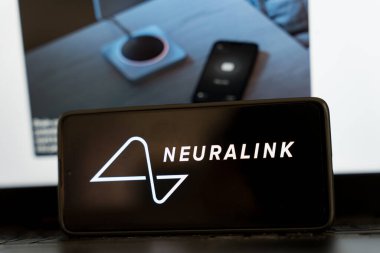 Akıllı telefon ekranında beyin çipi teknolojisi ve elektronikle ilişkili Nöroalink logosu görülüyor. 5 Haziran 2025