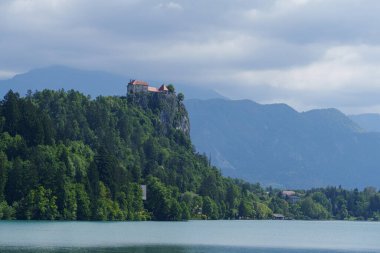  Kanlı Kale, arka planda Julian Alpleri ile birlikte Bled Gölü 'nün yukarısındaki bir uçurumda duruyordu. Yüksek kalite fotoğraf