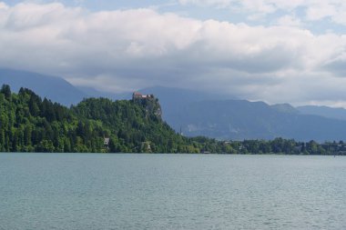  Kanlı Kale, arka planda Julian Alpleri ile birlikte Bled Gölü 'nün yukarısındaki bir uçurumda duruyordu. Yüksek kalite fotoğraf