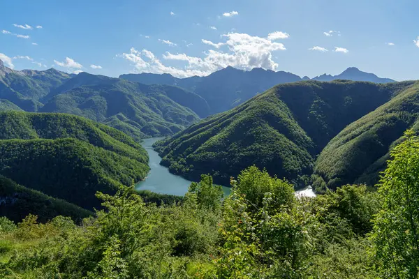 İtalya 'nın Toskana bölgesindeki ApuAlps Bölgesel Doğal Parkı' ndaki yeşil tepelerden geçen Dağ Gölü. Huzurlu yaz doğa manzarası. Yüksek kalite fotoğraf