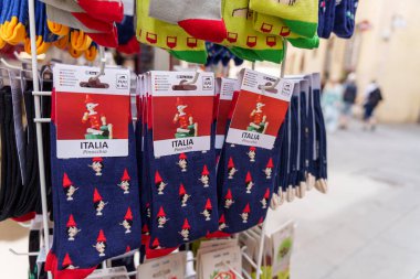 İtalya 'da sokak dükkanının önünde asılı renkli İtalyan hatıraları. 17 Mayıs 2025