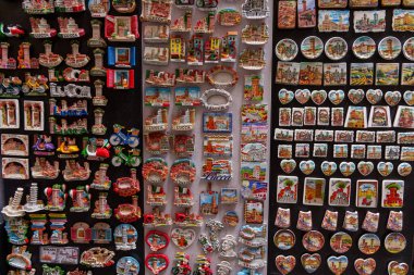 Renkli Lucca ve İtalya temalı hatıra mıknatısları İtalya 'da satışa sunuldu. 17 Mayıs 2025