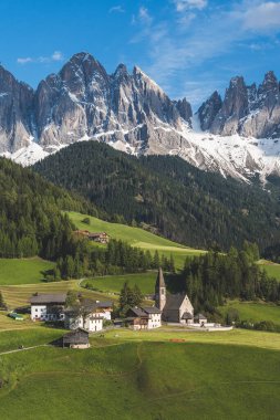 Baharda Dolomitler 'de kilise ve Geisler tepeleri olan Santa Maddalena köyünün manzarası. Yüksek kalite fotoğraf
