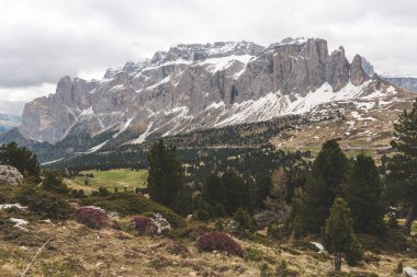 Dolomitler, İtalya 'da kar ve bulutlu gökyüzü ile Sella Grubu' nun sıradağları. Yüksek kalite fotoğraf