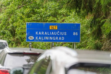 167 no 'lu yolda 86 km' lik bir Rus bölge enklavı olan Kaliningrad 'a giden yol işareti, iki dilli Litvanya ve İngilizce metni var. Yüksek kalite fotoğraf