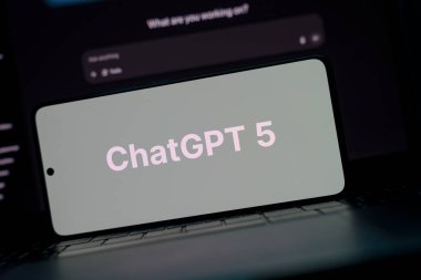  Akıllı telefon ekranında gösterilen yeni OpenAI ChatGPT 5 modeli. Yüksek kalite fotoğraf