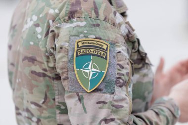 Kamuflaj savaş üniforması kolunda NATO OTAN omuz bandı. Yüksek kalite fotoğraf