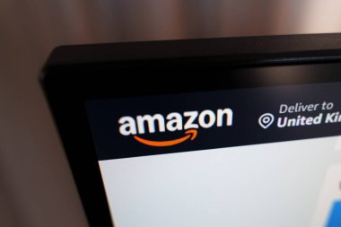 Teslimat detaylarıyla birlikte Amazon web sitesinin logosunu bilgisayar ekranında kapat. Yüksek kalite fotoğraf