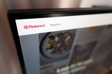 Pinterest web sitesi ana sayfası bilgisayar ekranında gösteriliyor. Yüksek kalite fotoğraf
