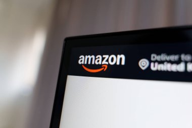 Teslimat detaylarıyla birlikte Amazon web sitesinin logosunu bilgisayar ekranında kapat. Yüksek kalite fotoğraf