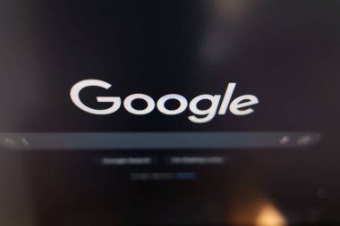 Google arama motoru ana sayfası bir bilgisayar ekranında görüntülendi. Yüksek kalite fotoğraf