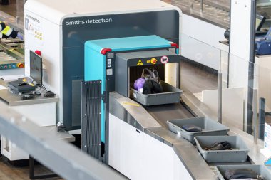 Havaalanı güvenlik X-ray tarayıcı cihazı yolcu çantalarını ve eşyalarını kontrol ediyor. Yüksek kalite fotoğraf