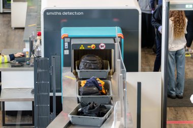 Havaalanı güvenlik bagaj tarama makinesi yolcu bagajlarını kontrol ediyor. Yüksek kalite fotoğraf