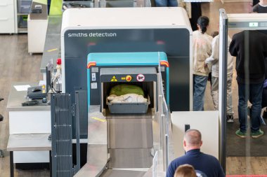 Havaalanı güvenlik bagaj tarama makinesi yolcu bagajlarını kontrol ediyor. Yüksek kalite fotoğraf