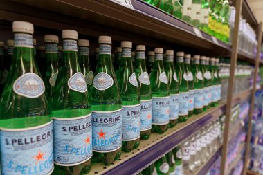 Süpermarket rafında ayarlanmış San Pellegrino soda şişeleri. Yüksek kalite fotoğraf