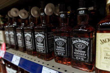 Jack Daniels Tennessee viski şişeleri rafta. Yüksek kalite fotoğraf