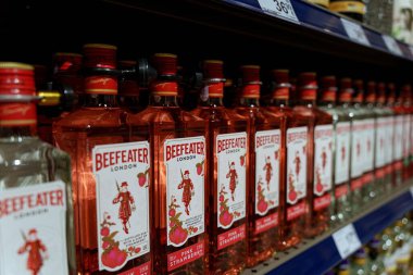 Beefeater London alkol reyonunda sergilenen cin şişeleri. Yüksek kalite fotoğraf