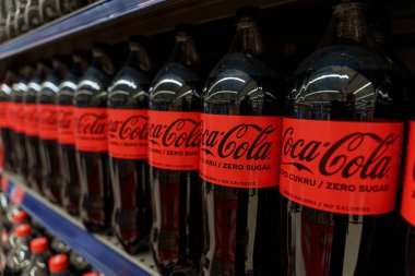 Süpermarket rafında sergilenen Coca Cola Zero Sugar şişeleri. Yüksek kalite fotoğraf