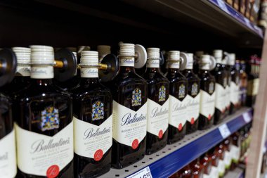 Süpermarket raflarında sergilenen ballantines viski şişeleri. Yüksek kalite fotoğraf