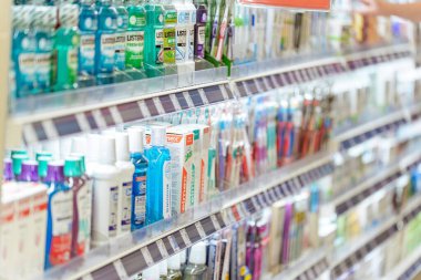 Diş macunu ve gargara süpermarket ağız bakım koridorunda sergileniyor. Yüksek kalite fotoğraf