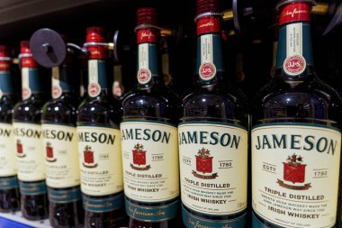 Jameson İrlanda viski şişeleri rafta sergileniyor. - Evet. Yüksek kalite fotoğraf
