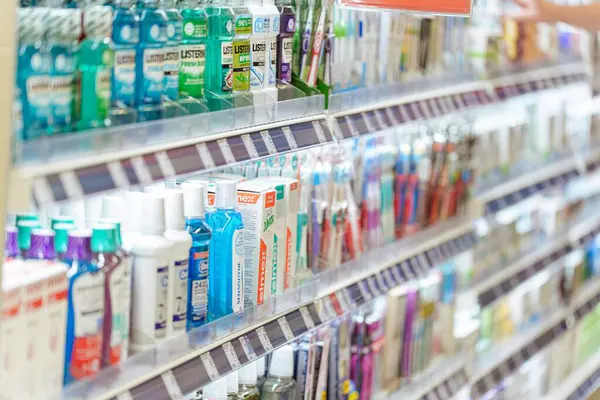 Diş macunu ve gargara süpermarket ağız bakım koridorunda sergileniyor. Yüksek kalite fotoğraf