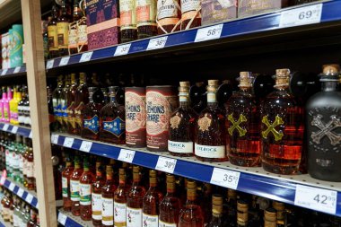 Süpermarket raflarında düzenlenmiş çeşitli alkol şişeleri. Yüksek kalite fotoğraf