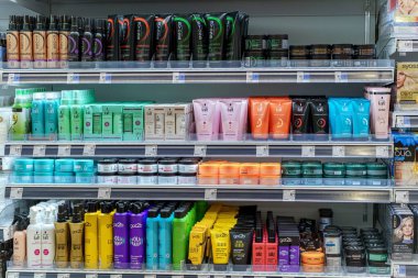 Rafta sergilenen saç tasarımı ve bakım ürünleri. Yüksek kalite fotoğraf