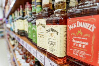 Jack Daniels aromalı viski şişelerini rafa koy. - Evet. Yüksek kalite fotoğraf