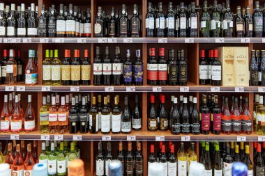 İçki dükkanının rafında farklı marka ve renklerde şarap şişeleri var. - Evet. Yüksek kalite fotoğraf