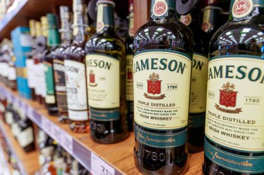 Jameson İrlanda viski şişeleri süpermarket rafında sergileniyor. - Evet. Yüksek kalite fotoğraf