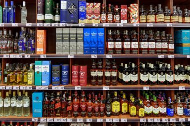 İçki reyonundaki süpermarket raflarında sergilenen alkol şişeleri. - Evet. Yüksek kalite fotoğraf