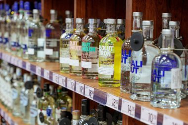 Likör bölümündeki süpermarketin rafında votka şişeleri Absolut marka. - Evet. Yüksek kalite fotoğraf