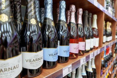 Şampanya ve şarap şişeleri rafta sergileniyor. - Evet. Yüksek kalite fotoğraf