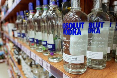 Mutlak votka şişeleri süpermarketteki raflarda sergileniyor. - Evet. Yüksek kalite fotoğraf