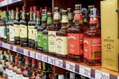 Jack Daniels viski şişeleri süpermarket raflarında farklı aromalı. - Evet. Yüksek kalite fotoğraf