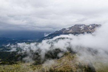 Karamsar bir günde, İtalya 'daki Dolomitler' in dağlarının etrafını bulutlar sarar. Yüksek kalite fotoğraf