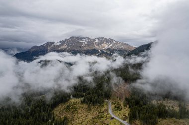 Virajlı yol vadinin içinden geçiyor. Arka planda Dolomitler var, İtalya. - Evet. Yüksek kalite fotoğraf