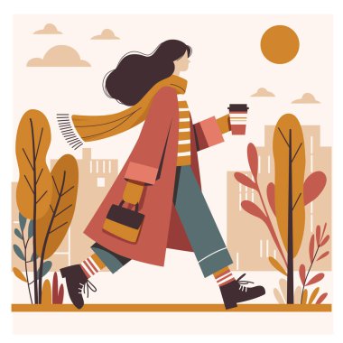 Şık giyinmiş şirin bir kız elinde bir kupa kahveyle şehir caddesinde yürüyor. Sonbahar atmosferi.