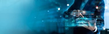 Dijital çevrimiçi pazarlama satış konsepti. İş adamı satış verilerini analiz eder ve müşteri ilişkilerini geliştirmek ve müşterileri çevrimiçi dijital ağlar hologramında artırmak için stratejiyle plan yapar..