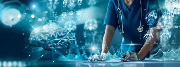 Sağlık ve sağlık, doktor teşhisi, analiz ve bağlantı. Modern sanal ekran arayüzü, Bilim, Yenilik ve Küresel Ağ 'daki Tıbbi Teknoloji kavramının beyin taramasını kontrol etmek