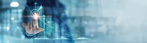商人分析和计算长期投资增长目标和公司财务平衡 业务战略和目标规划的财务数据 数字营销的经济分析 免版税图库照片