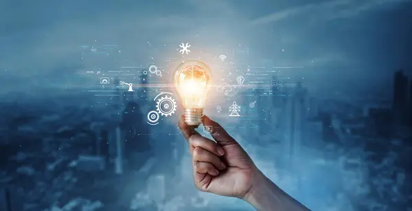 Kreativa Nya Idéer Och Innovation Hand Hålla Glödlampa Och Smart Stockfoto