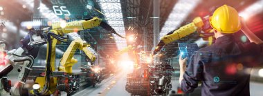 Kontrol mühendisi ve kaynak robotik otomatik silah Makinası akıllı Fabrika otomotiv endüstriyel sistem yazılımı izleme ile kontrol edin. Dijital üretim işlemi. Sanayi 4.0 